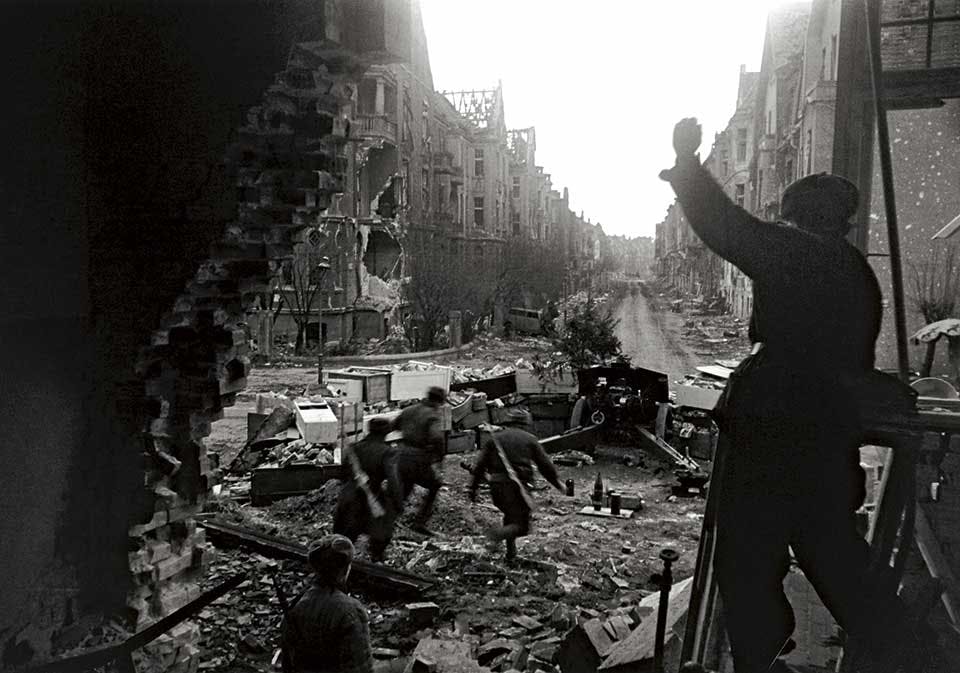 Soldater ur Röda armén på framryckning under slutstriden om Berlin, våren 1945. Soldater ur Röda armén på framryckning under slutstriden om Berlin, våren 1945.